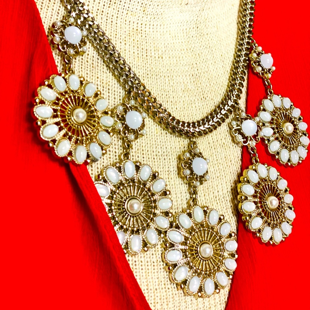 Silver Necklace with a little White trimming